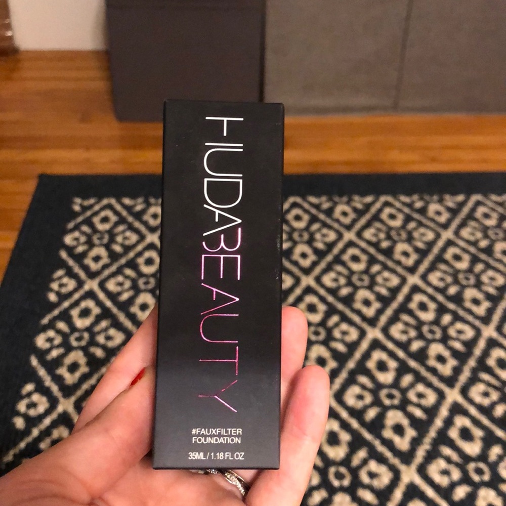 New authentic #fauxfilter Huda foundation 220N